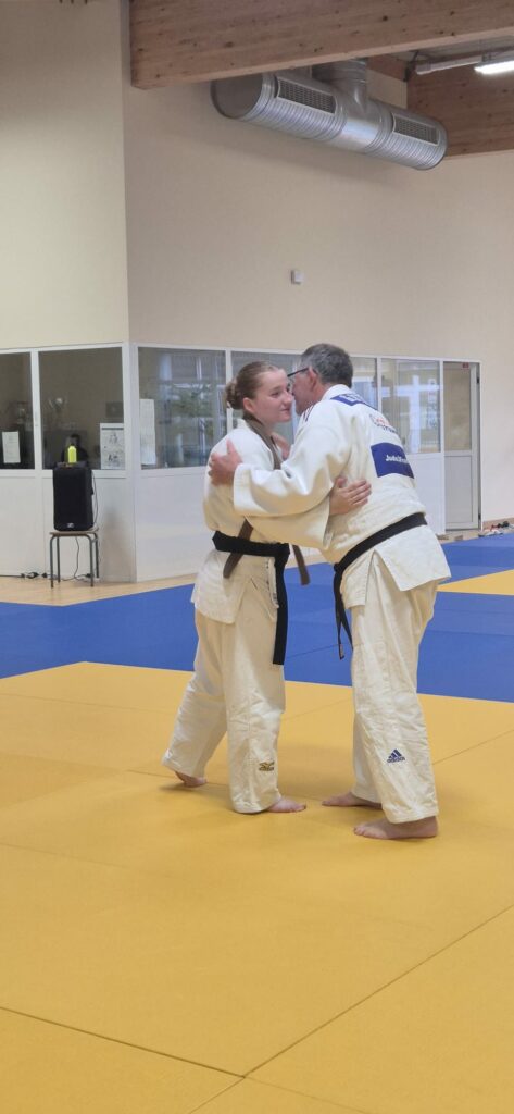 Eugénie reçoit sa ceinture noire des mains de Gilles.